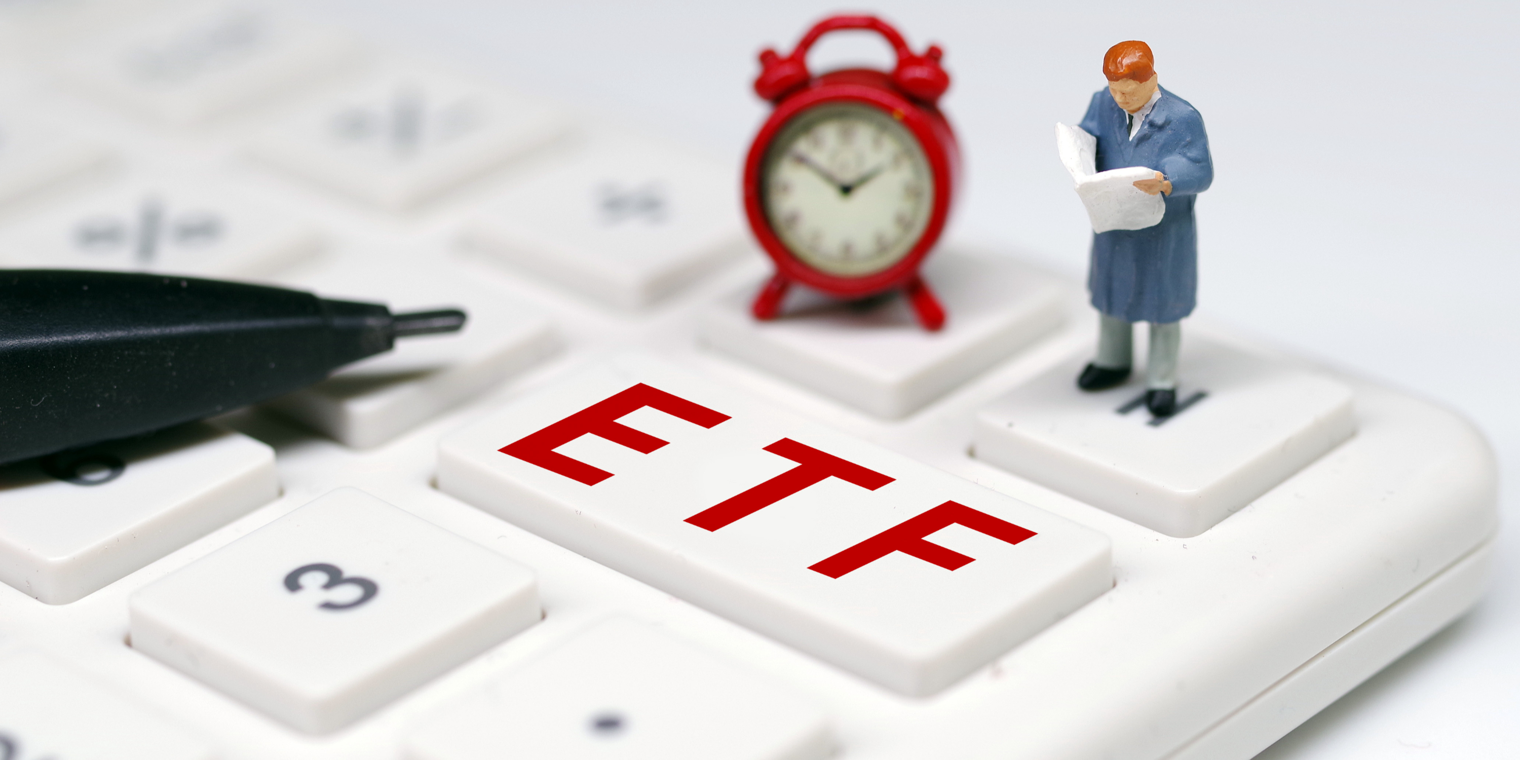 调整就是机会!超200亿资金借道ETF进场抄底 人工智能、证券保险被爆买 而火爆的电池竟被抛售